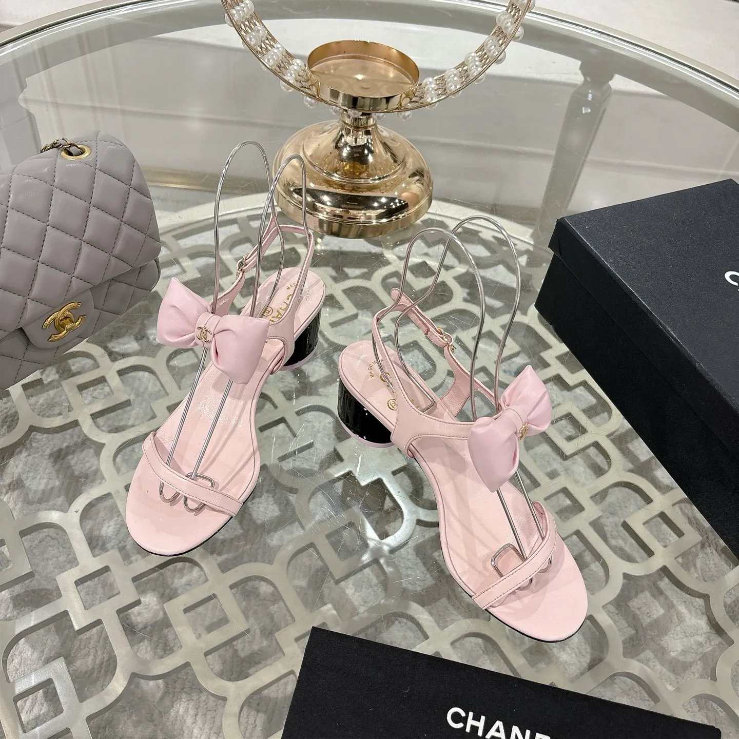 👟👟Ex-factory price 560👟👟 CHANEL 25ss spring and summer new counter top double C bow sandals. This classic design; bow with double C embellishment, playful and elegant, multiple color matching elements... Diversified mix and match is very beautiful and versatile, very light and comfortable on the feet, super delicate and elegant... ꫛꫀꪝ Go➫ Material: Upper: Original customized imported sheepskin Inner: Original custom-made sheepskin lining Outsole: Original custom-made Italian through-dyed genuine leather outsole Size: 35–40 (40 and 41 are custom-made and cannot be returned or exchanged)